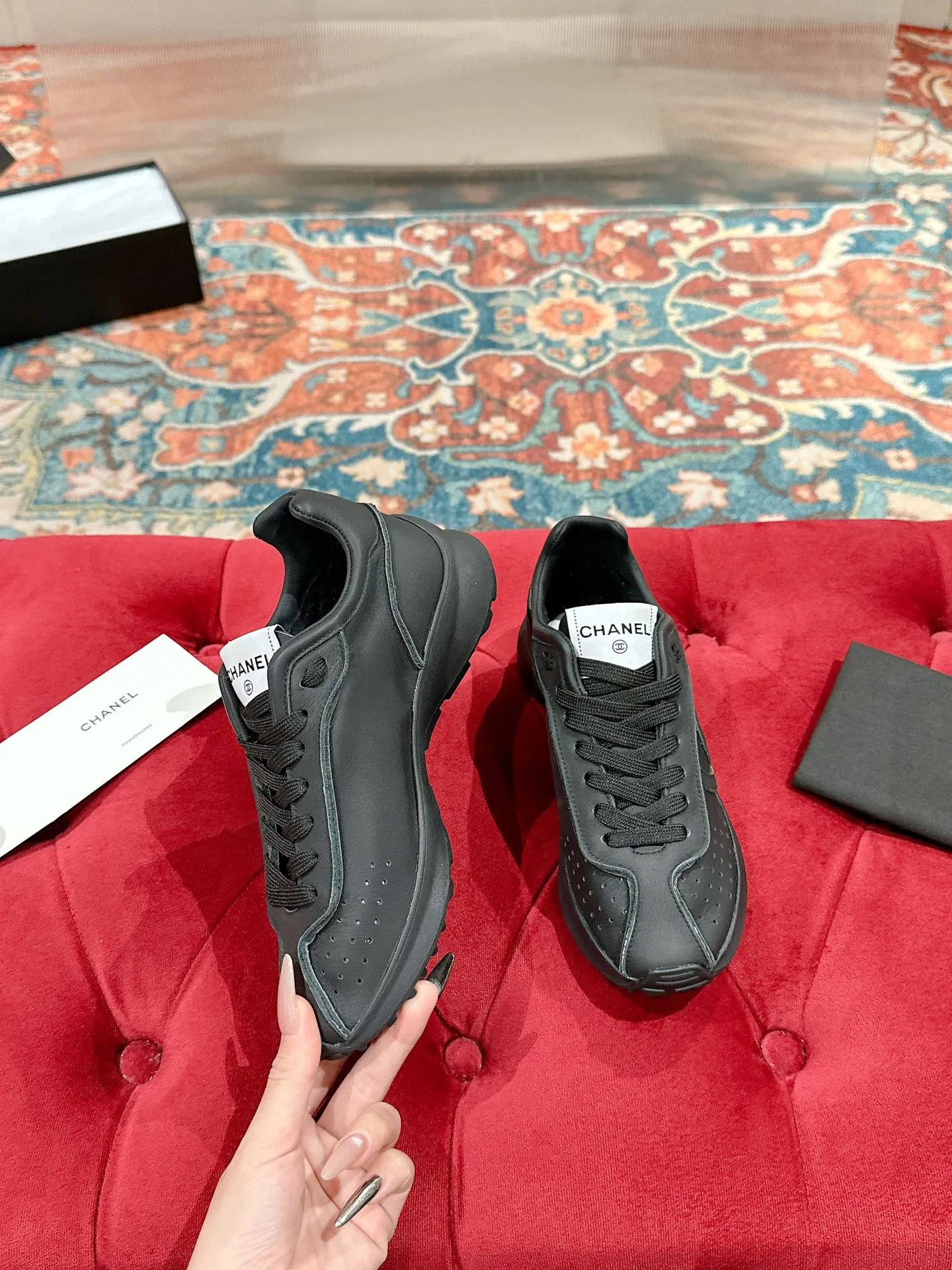 👟👟Ex-factory price 600👟👟 CHANEL Chanel classic sneakers, super internet celebrity series! There are so many Internet celebrities on their feet, and the counter is super popular〰️〰️ The world of Chanel has always been a dream for girls, the simple partition design is a super interpretation of multiple texture effects, the most eye-catching LOGO double C is also my favorite, no matter how you match it on your feet, the effect is completely amazing✔✔✔I must recommend you to buy this one⚡️⚡️Bangladesh environmentally friendly leather upper, original private model TPU outsole The color details are all compared 🆚 at the counter! Perfect presentation with zero color difference ❥ ❥ Every detail is beyond the genuine level! There is no pressure in and out of the counter☑️Number of yards: 35-40